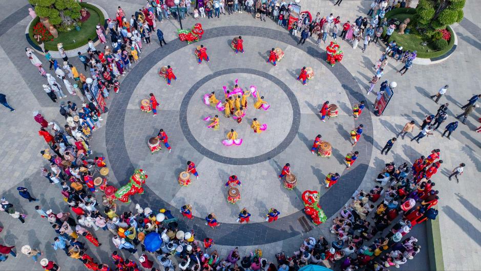 Hàng vạn du khách về Tây Ninh hành hương và chơi Hội xuân núi Bà- Ảnh 1.