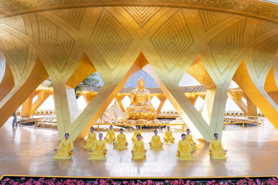 Hàng vạn du khách về Tây Ninh hành hương và chơi Hội xuân núi Bà- Ảnh 2.