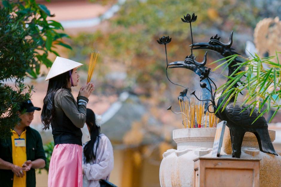 Hàng vạn du khách về Tây Ninh hành hương và chơi Hội xuân núi Bà- Ảnh 3.