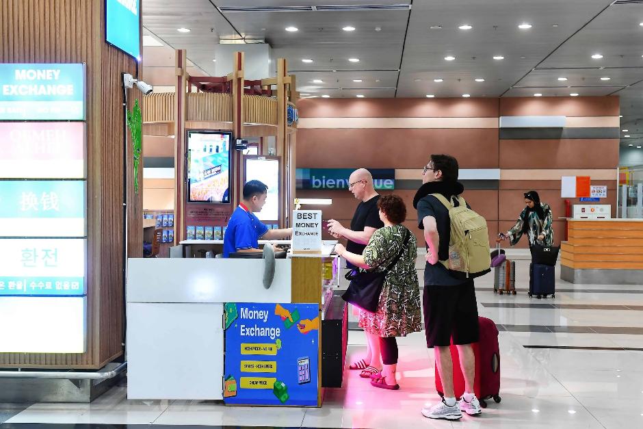 Đón lượng khách kỷ lục, Cảng hàng không quốc Phú Quốc vượt tiêu chuẩn dịch vụ- Ảnh 2.