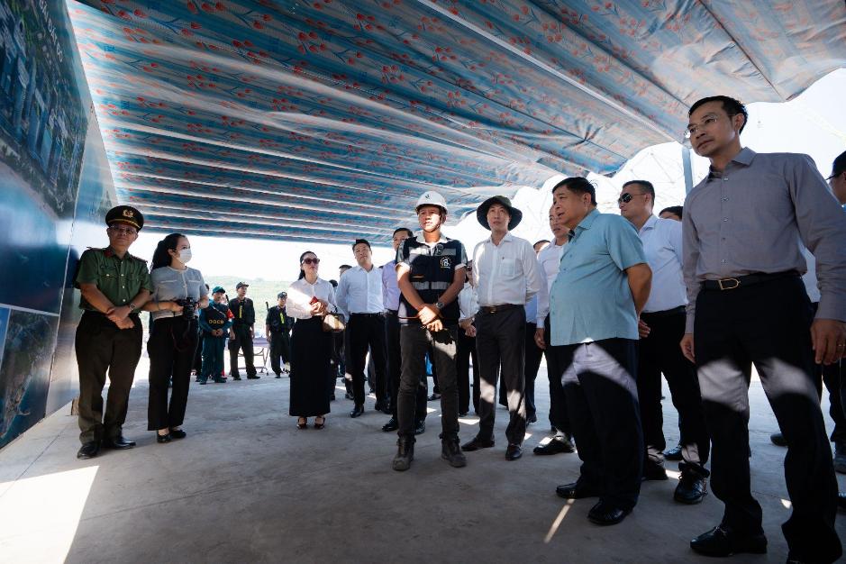 Thăm và chúc Tết công trường APEC 2027 tại Phú Quốc, Phó Thủ tướng Nguyễn Chí Dũng biểu dương tinh thần vượt nắng thắng mưa của công nhân- Ảnh 1.