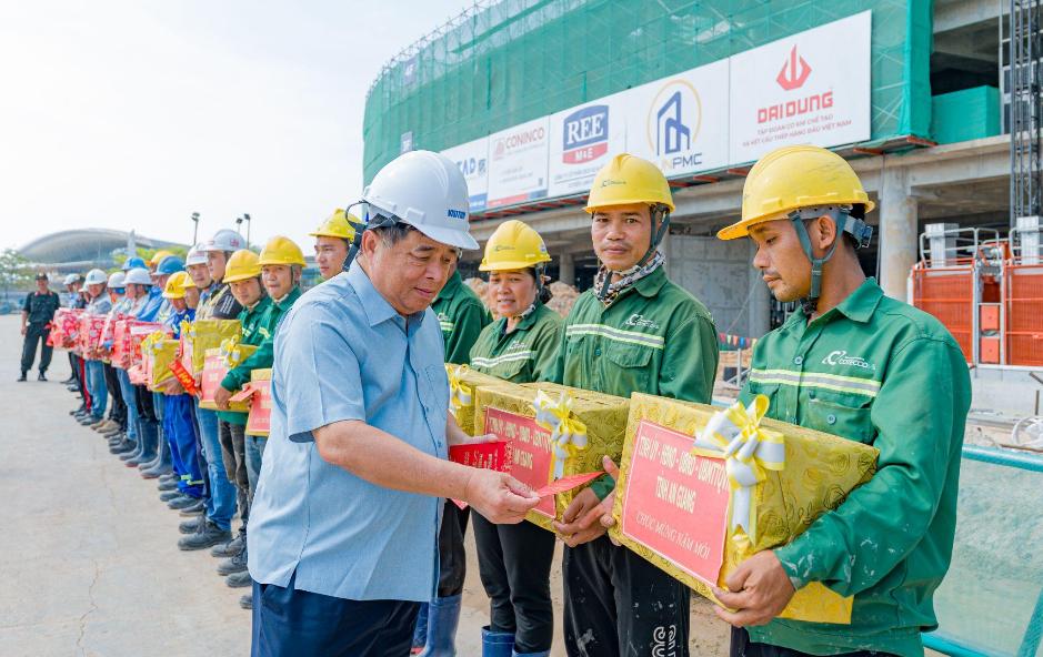 Thăm và chúc Tết công trường APEC 2027 tại Phú Quốc, Phó Thủ tướng Nguyễn Chí Dũng biểu dương tinh thần vượt nắng thắng mưa của công nhân- Ảnh 2.
