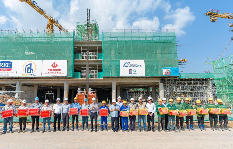 Thăm và chúc Tết công trường APEC 2027 tại Phú Quốc, Phó Thủ tướng Nguyễn Chí Dũng biểu dương tinh thần vượt nắng thắng mưa của công nhân- Ảnh 3.