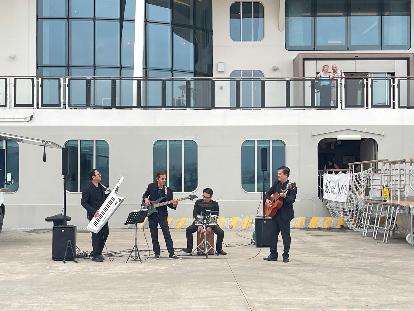 Du khách tàu biển đến vịnh Hạ Long được chào đón bằng âm nhạc- Ảnh 1.