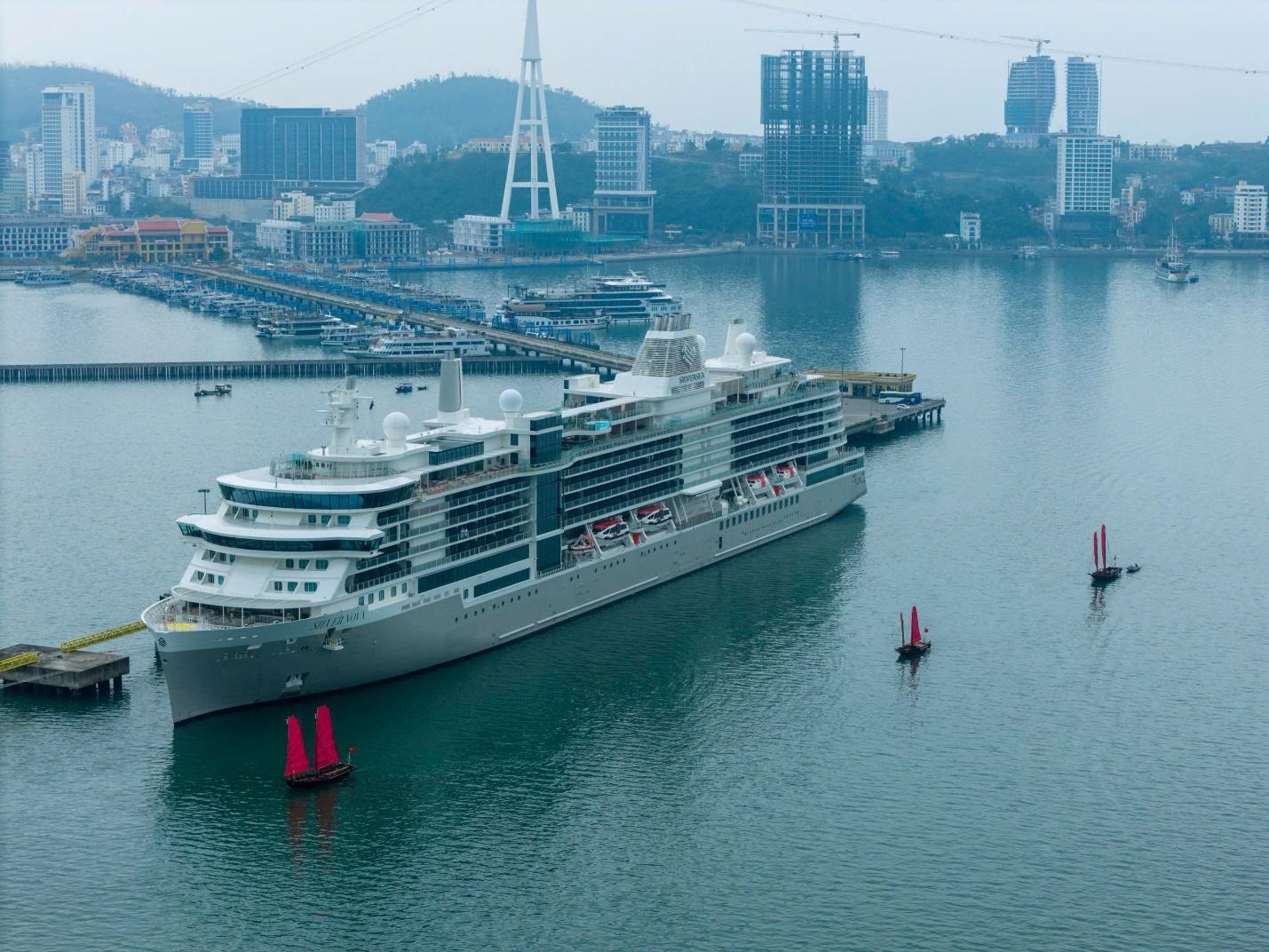 Du khách tàu biển đến vịnh Hạ Long được chào đón bằng âm nhạc- Ảnh 3.