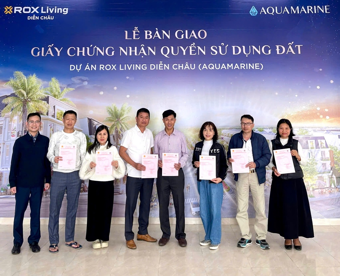 Có thể là hình ảnh về văn bản cho biết 'XROXLiving Living DIỄN CHÂU AQUAMARINE LỄ BÀN GIAO GIẤY CHỨNG NAN QUYỀN SỬ DỤNG ĐẤT DỰ ÁN ROX LIVING DIỄN CHÂU (AQUAMARINE) BT YES'