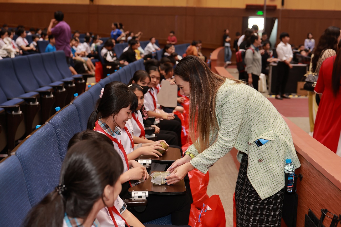 Mang Xuân ấm áp đến với hàng ngàn trẻ em trước thềm năm mới- Ảnh 3.