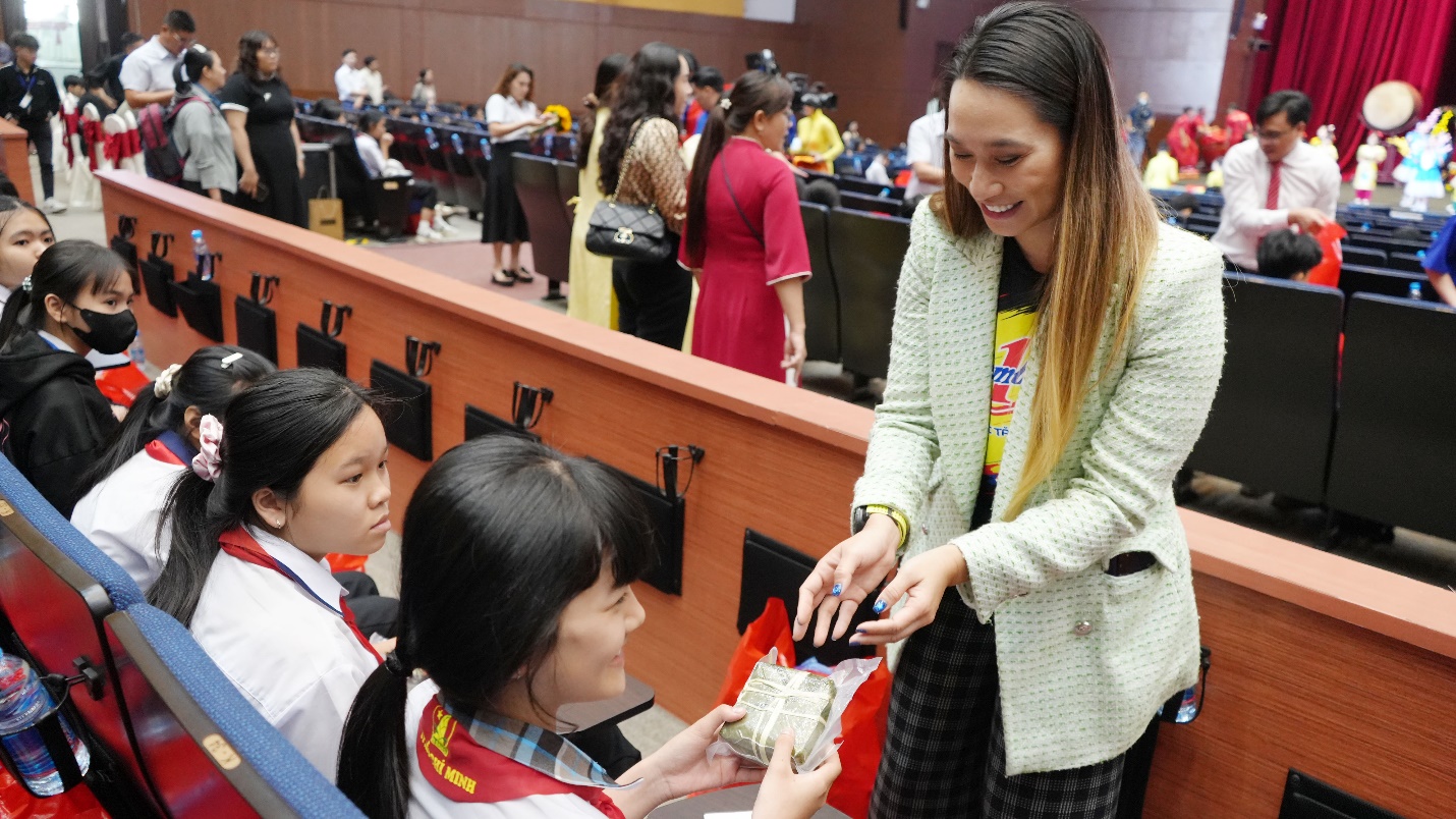 Mang Xuân ấm áp đến với hàng ngàn trẻ em trước thềm năm mới- Ảnh 2.