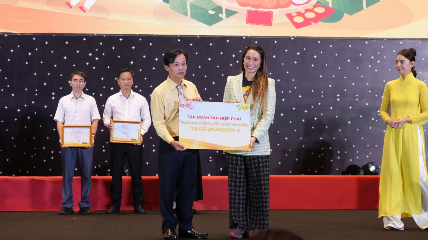 Mang Xuân ấm áp đến với hàng ngàn trẻ em trước thềm năm mới- Ảnh 4.