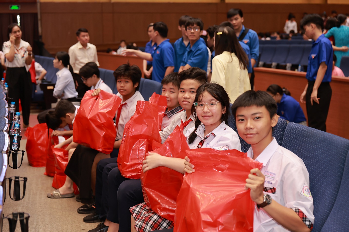 Mang Xuân ấm áp đến với hàng ngàn trẻ em trước thềm năm mới- Ảnh 5.