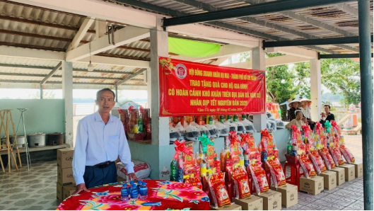 Hội đồng Doanh nhân họ Mai tại TP. Hồ Chí Minh: Trao quà Tết cho hộ khó khăn tại xã Vàm Cỏ- Ảnh 1. Hội đồng Doanh nhân họ Mai tại TP. Hồ Chí Minh: Trao quà Tết cho hộ khó khăn tại xã Vàm Cỏ- Ảnh 1.