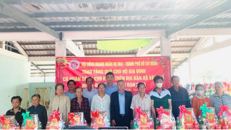 Hội đồng Doanh nhân họ Mai tại TP. Hồ Chí Minh: Trao quà Tết cho hộ khó khăn tại xã Vàm Cỏ- Ảnh 2. Hội đồng Doanh nhân họ Mai tại TP. Hồ Chí Minh: Trao quà Tết cho hộ khó khăn tại xã Vàm Cỏ- Ảnh 2.