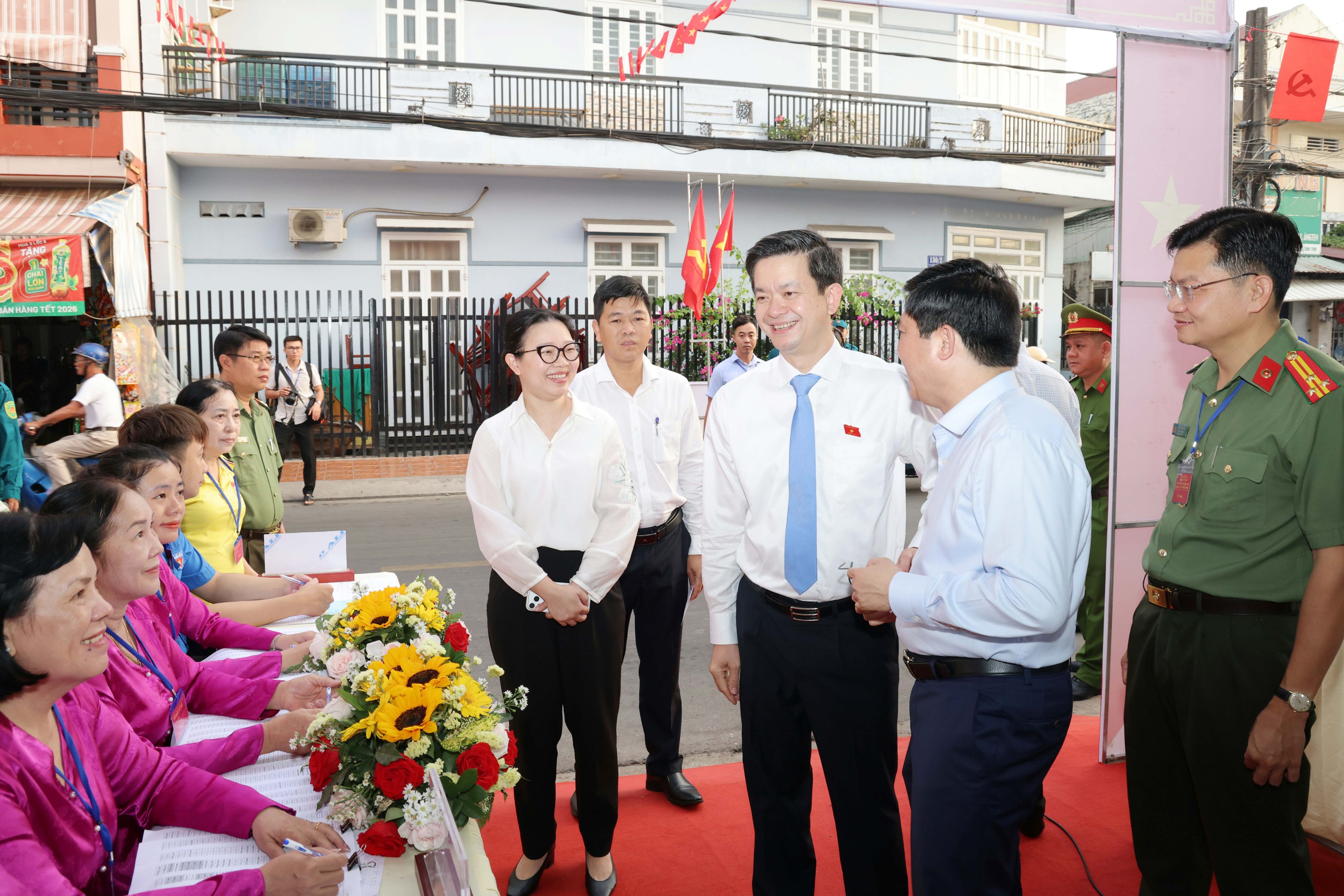 Người dân cả nước nô nức tham gia bầu cử, khẳng định quyền làm chủ của Nhân dân trên mỗi lá phiếu bầu- Ảnh 4. Người dân cả nước nô nức tham gia bầu cử, khẳng định quyền làm chủ của Nhân dân trên mỗi lá phiếu bầu- Ảnh 4.