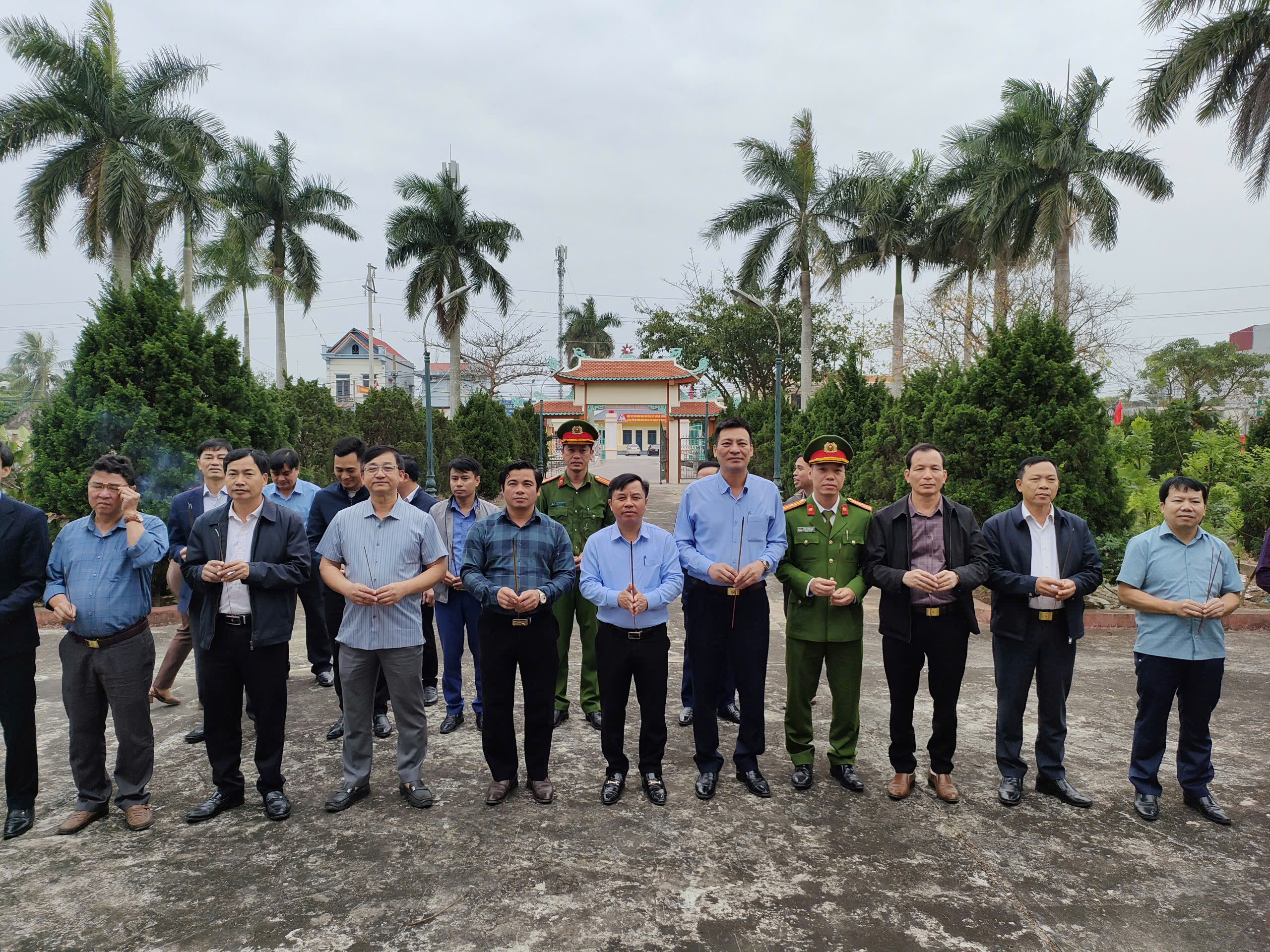 Hưng Yên: Tổ chức Lễ dâng hương tại Nghĩa trang Liệt sỹ - Hun đúc khí thế chính trị hướng đến Ngày bầu cử Đại biểu Quốc hội khoá XVI và Đại biểu HĐND các cấp nhiệm kỳ 2026 – 2031- Ảnh 3.