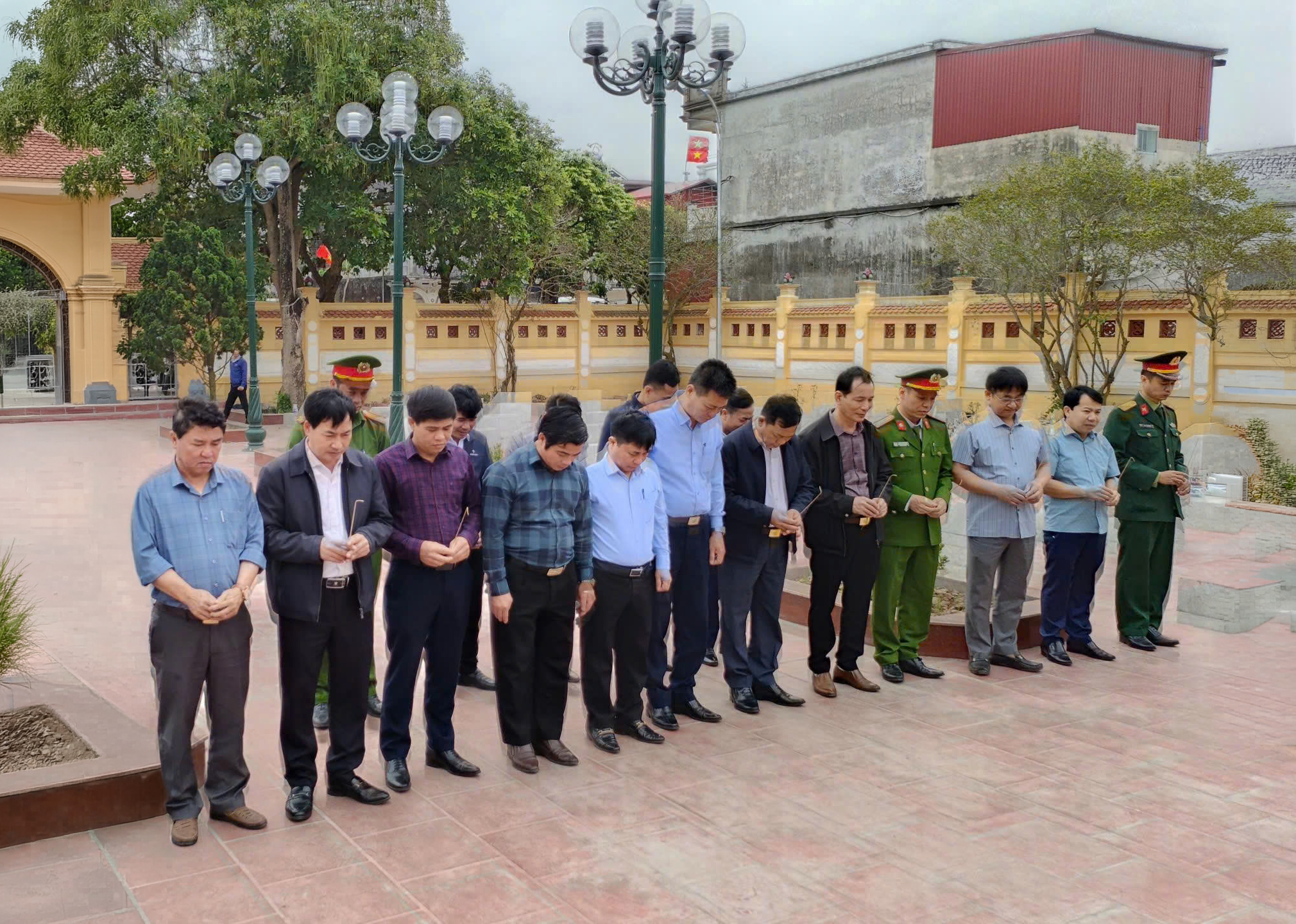 Hưng Yên: Tổ chức Lễ dâng hương tại Nghĩa trang Liệt sỹ - Hun đúc khí thế chính trị hướng đến Ngày bầu cử Đại biểu Quốc hội khoá XVI và Đại biểu HĐND các cấp nhiệm kỳ 2026 – 2031- Ảnh 1.