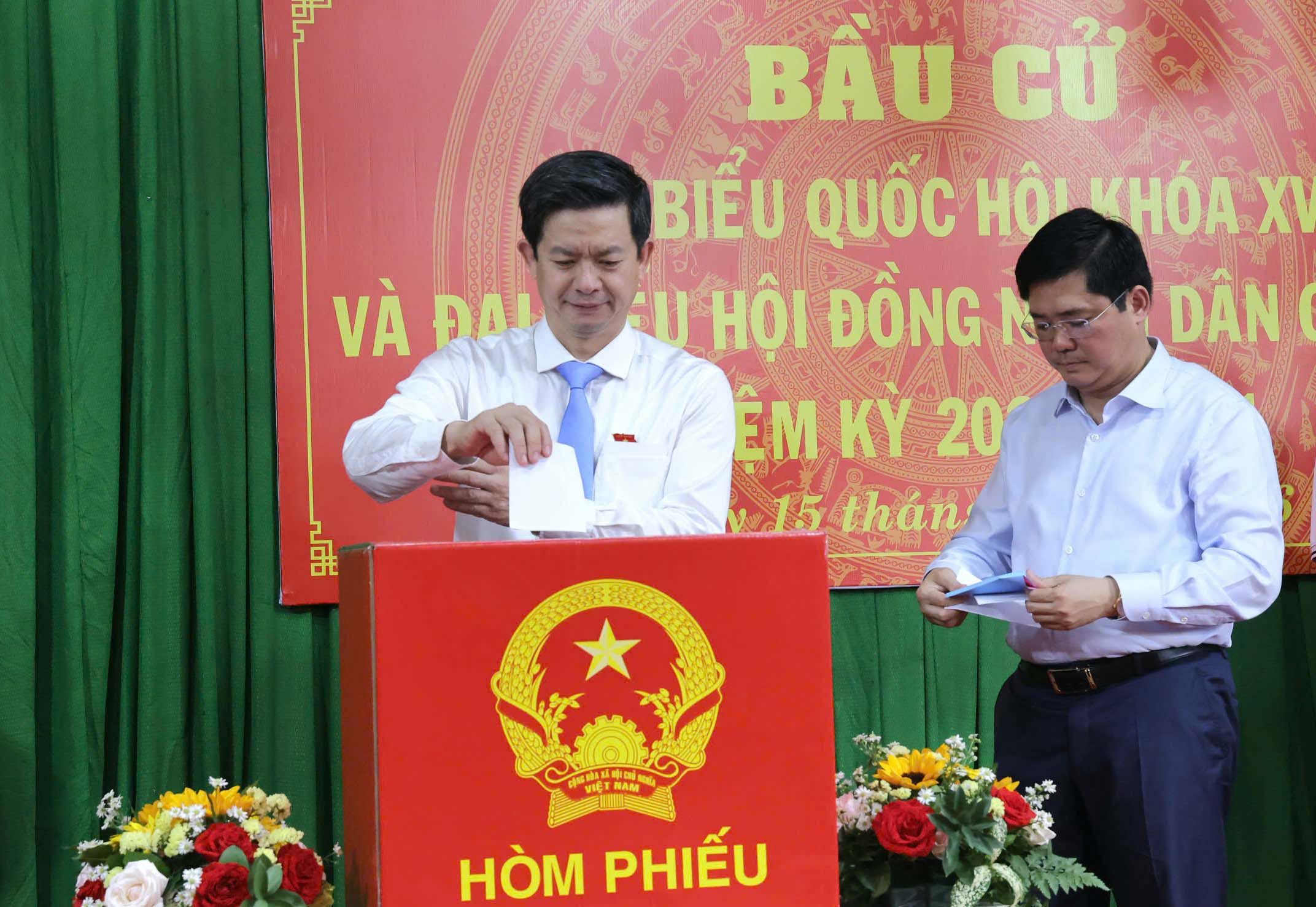 Người dân cả nước nô nức tham gia bầu cử, khẳng định quyền làm chủ của Nhân dân trên mỗi lá phiếu bầu- Ảnh 5. Người dân cả nước nô nức tham gia bầu cử, khẳng định quyền làm chủ của Nhân dân trên mỗi lá phiếu bầu- Ảnh 5.