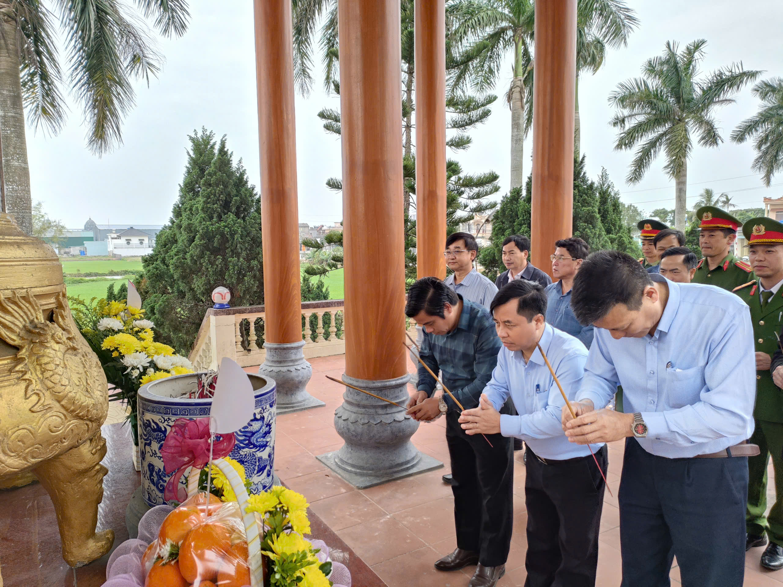 Hưng Yên: Tổ chức Lễ dâng hương tại Nghĩa trang Liệt sỹ - Hun đúc khí thế chính trị hướng đến Ngày bầu cử Đại biểu Quốc hội khoá XVI và Đại biểu HĐND các cấp nhiệm kỳ 2026 – 2031- Ảnh 4.