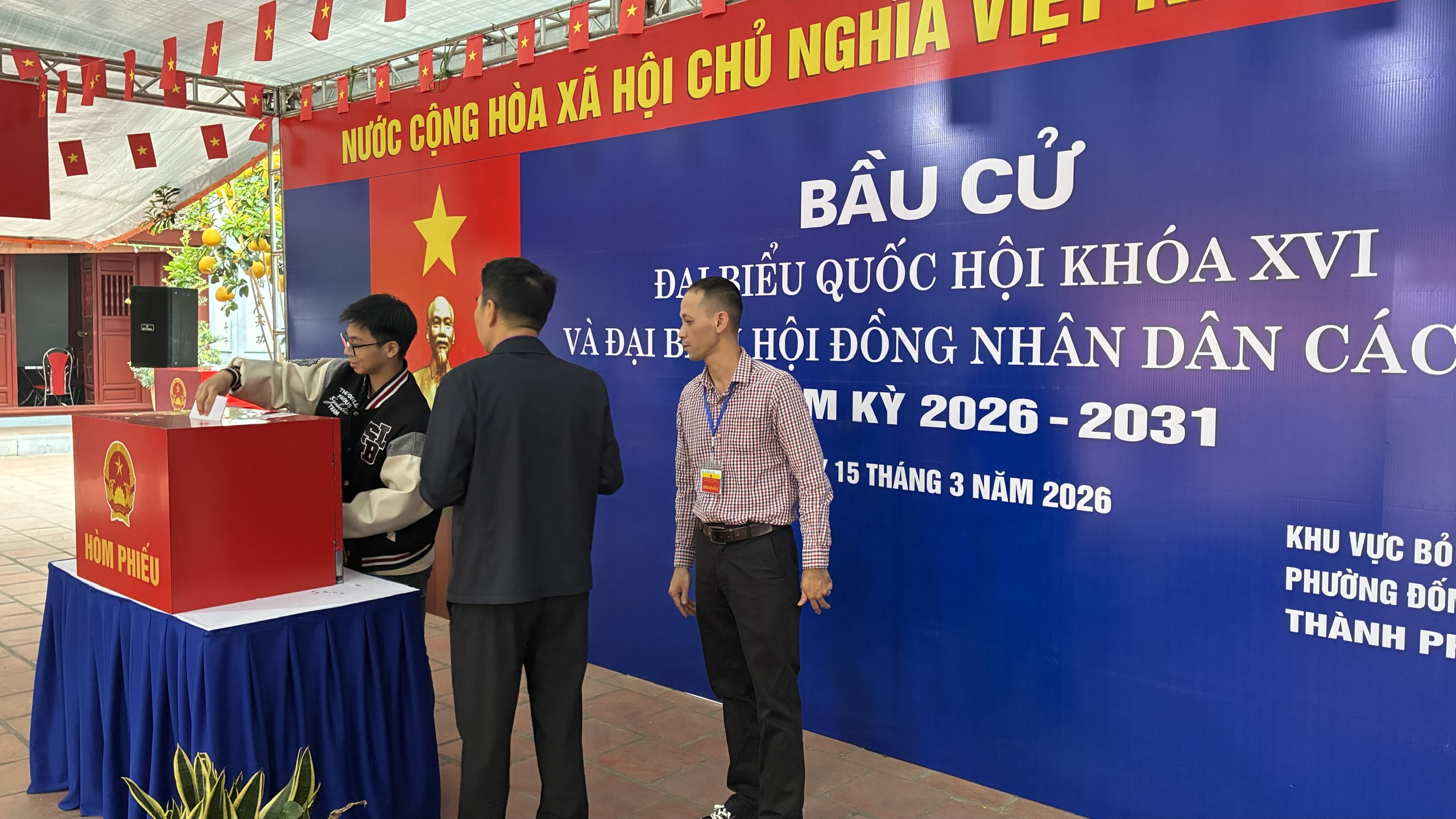 Cử tri Hà Nội hào hứng đi bầu cử trong "Ngày hội non sông"- Ảnh 13.