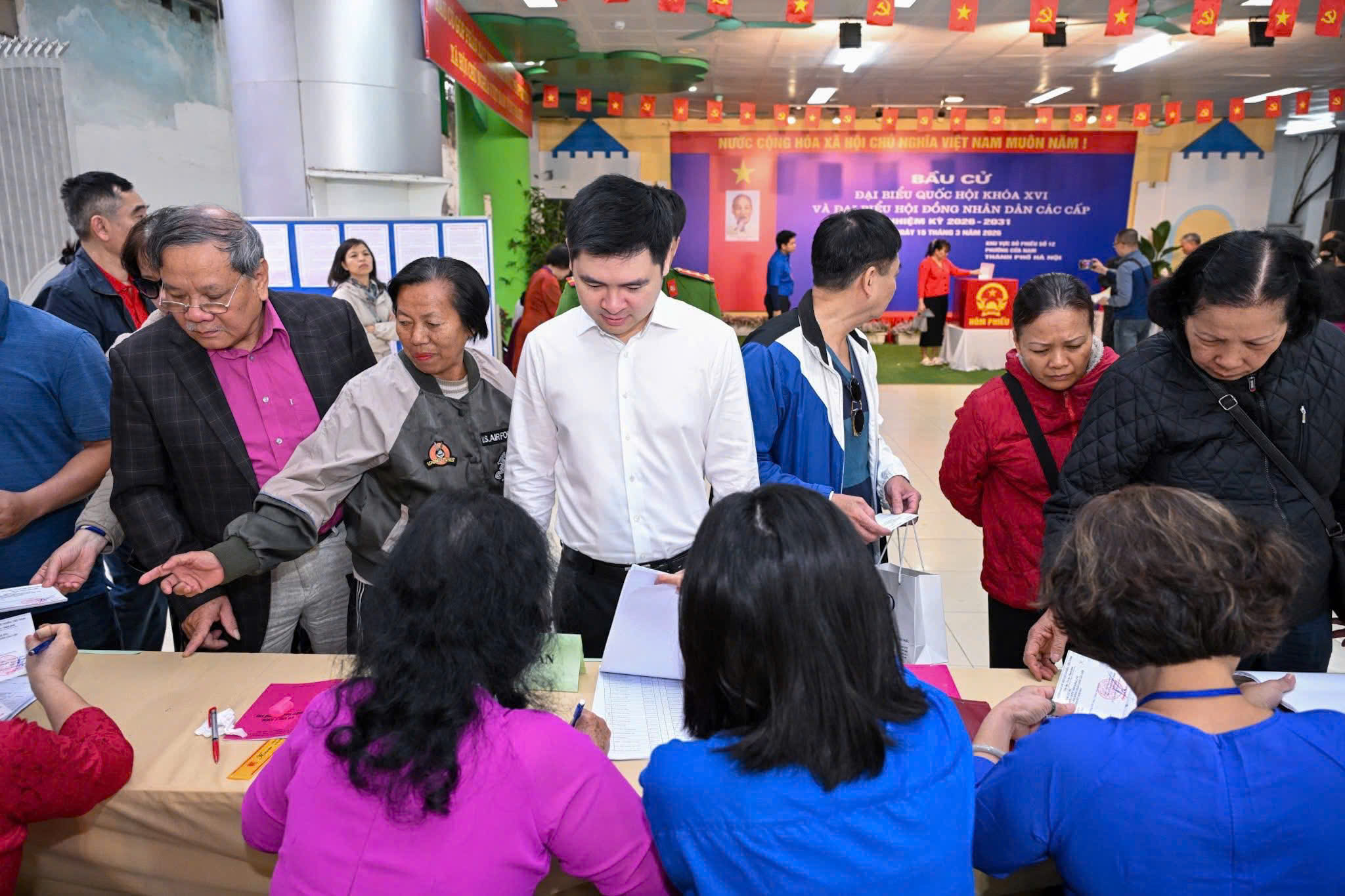 Cử tri Hà Nội hào hứng đi bầu cử trong "Ngày hội non sông"- Ảnh 4.