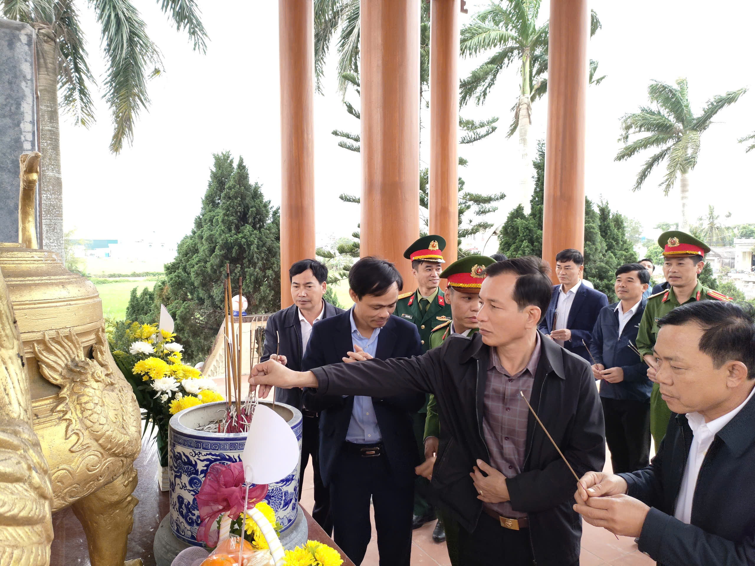 Hưng Yên: Tổ chức Lễ dâng hương tại Nghĩa trang Liệt sỹ - Hun đúc khí thế chính trị hướng đến Ngày bầu cử Đại biểu Quốc hội khoá XVI và Đại biểu HĐND các cấp nhiệm kỳ 2026 – 2031- Ảnh 5.