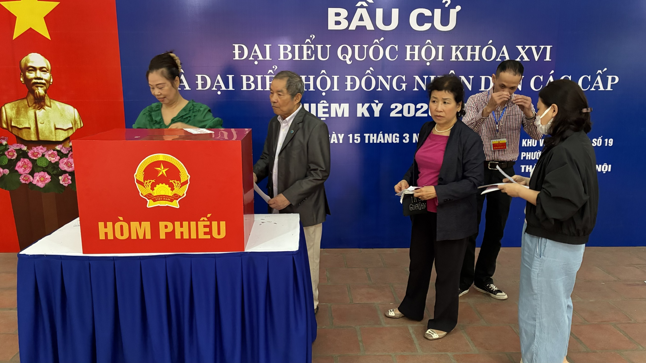 Cử tri Hà Nội hào hứng đi bầu cử trong "Ngày hội non sông"- Ảnh 12.