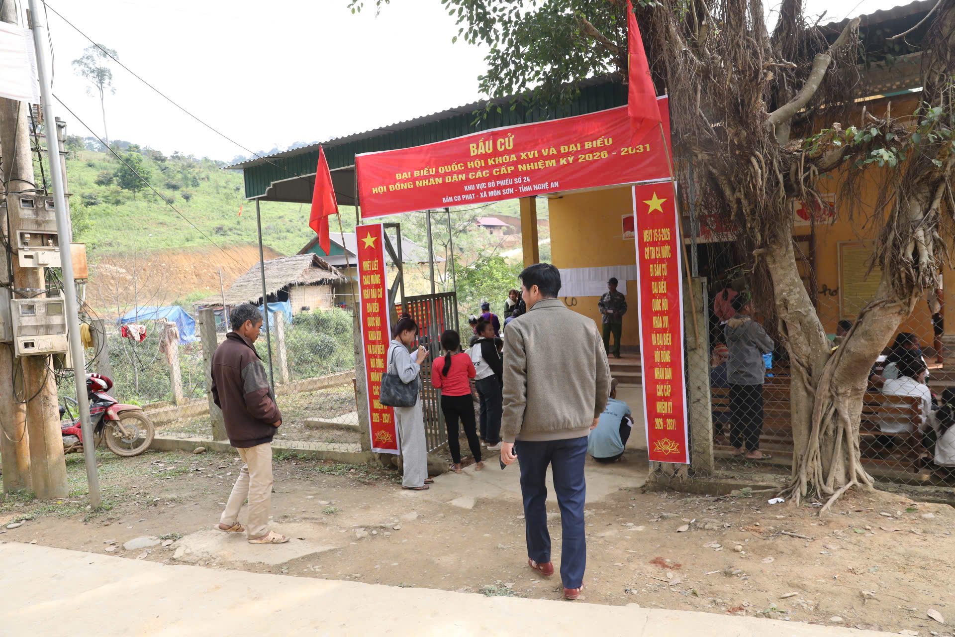 Cử tri Nghệ An phấn khởi tham gia “Ngày hội non sông”- Ảnh 10. Cử tri Nghệ An phấn khởi tham gia “Ngày hội non sông”- Ảnh 10.