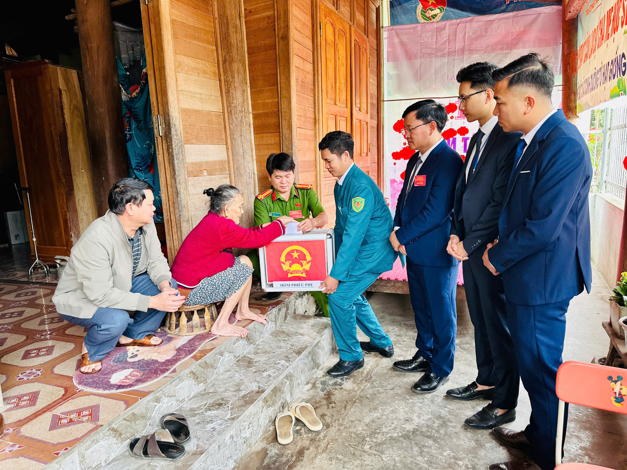 Cử tri Nghệ An phấn khởi tham gia “Ngày hội non sông”- Ảnh 9. Cử tri Nghệ An phấn khởi tham gia “Ngày hội non sông”- Ảnh 9.