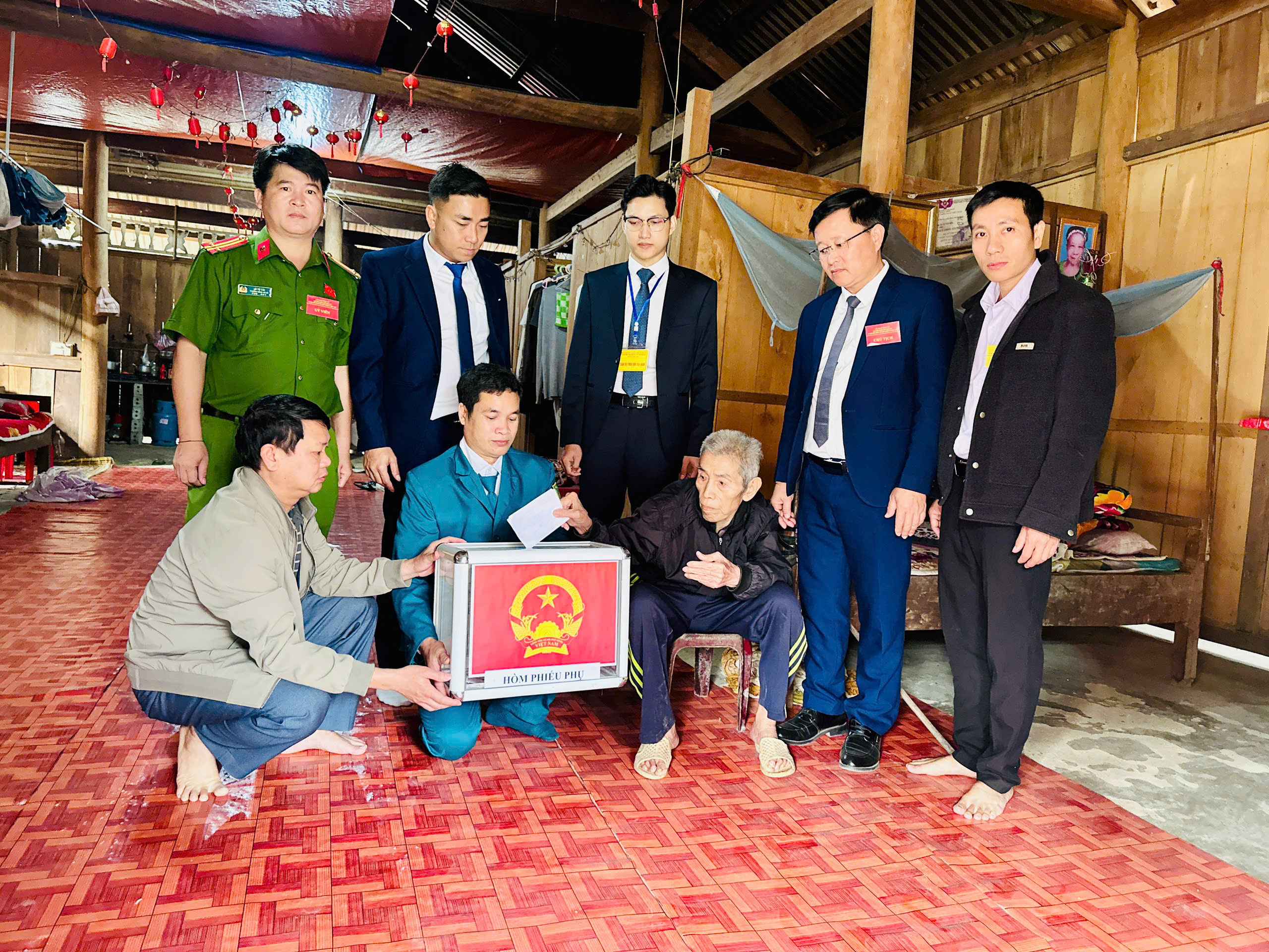 Cử tri Nghệ An phấn khởi tham gia “Ngày hội non sông”- Ảnh 8. Cử tri Nghệ An phấn khởi tham gia “Ngày hội non sông”- Ảnh 8.