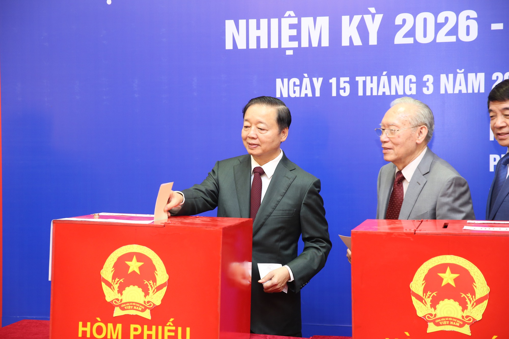 Chùm ảnh: Các đồng chí lãnh đạo Đảng, Nhà nước thực hiện quyền cử tri- Ảnh 10.