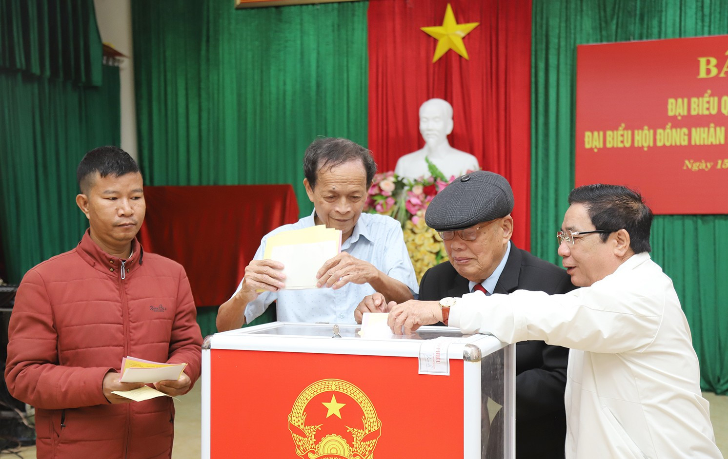 Hà Tĩnh: "Ngày hội non sông" rực rỡ sắc màu dân chủ, gần 1 triệu cử tri nô nức thực hiện quyền công dân- Ảnh 6.