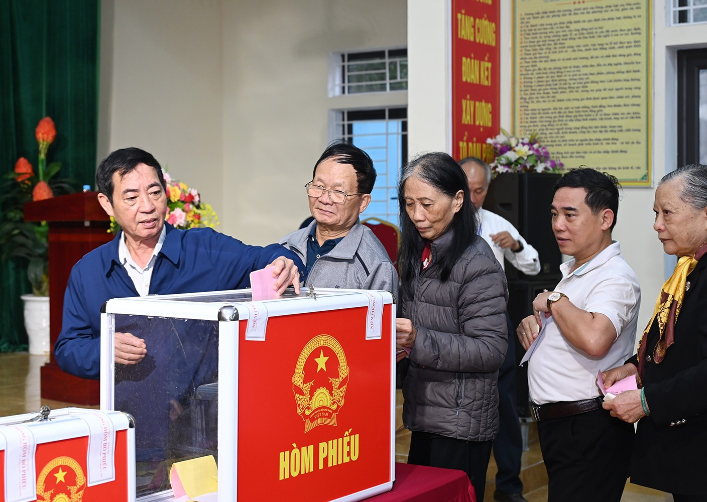 Hà Tĩnh: "Ngày hội non sông" rực rỡ sắc màu dân chủ, gần 1 triệu cử tri nô nức thực hiện quyền công dân- Ảnh 4.