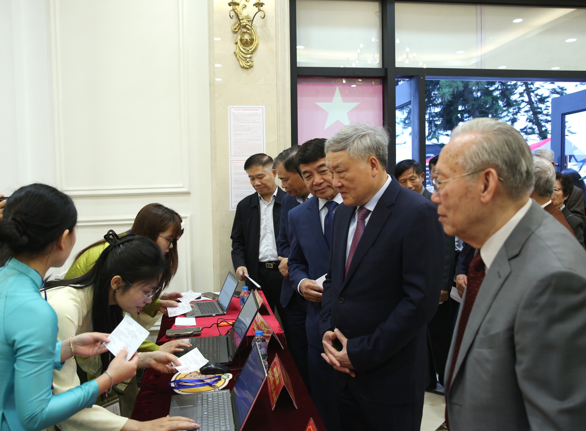 Chùm ảnh: Các đồng chí lãnh đạo Đảng, Nhà nước thực hiện quyền cử tri- Ảnh 9.