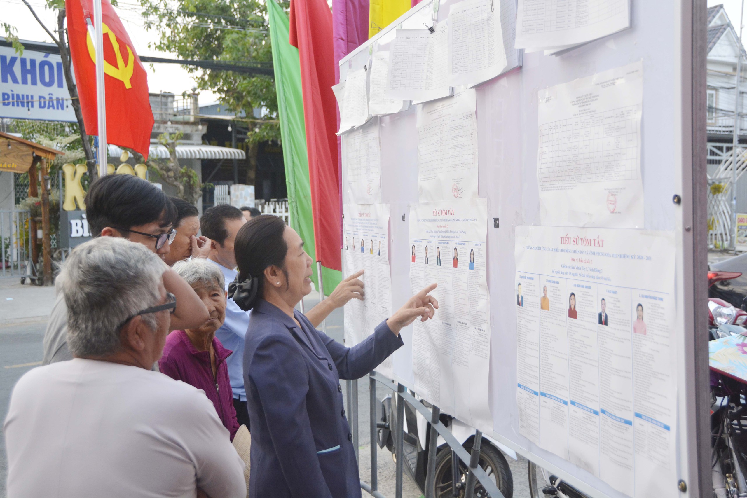 Người dân cả nước nô nức tham gia bầu cử, khẳng định quyền làm chủ của Nhân dân trên mỗi lá phiếu bầu- Ảnh 6. Người dân cả nước nô nức tham gia bầu cử, khẳng định quyền làm chủ của Nhân dân trên mỗi lá phiếu bầu- Ảnh 6.