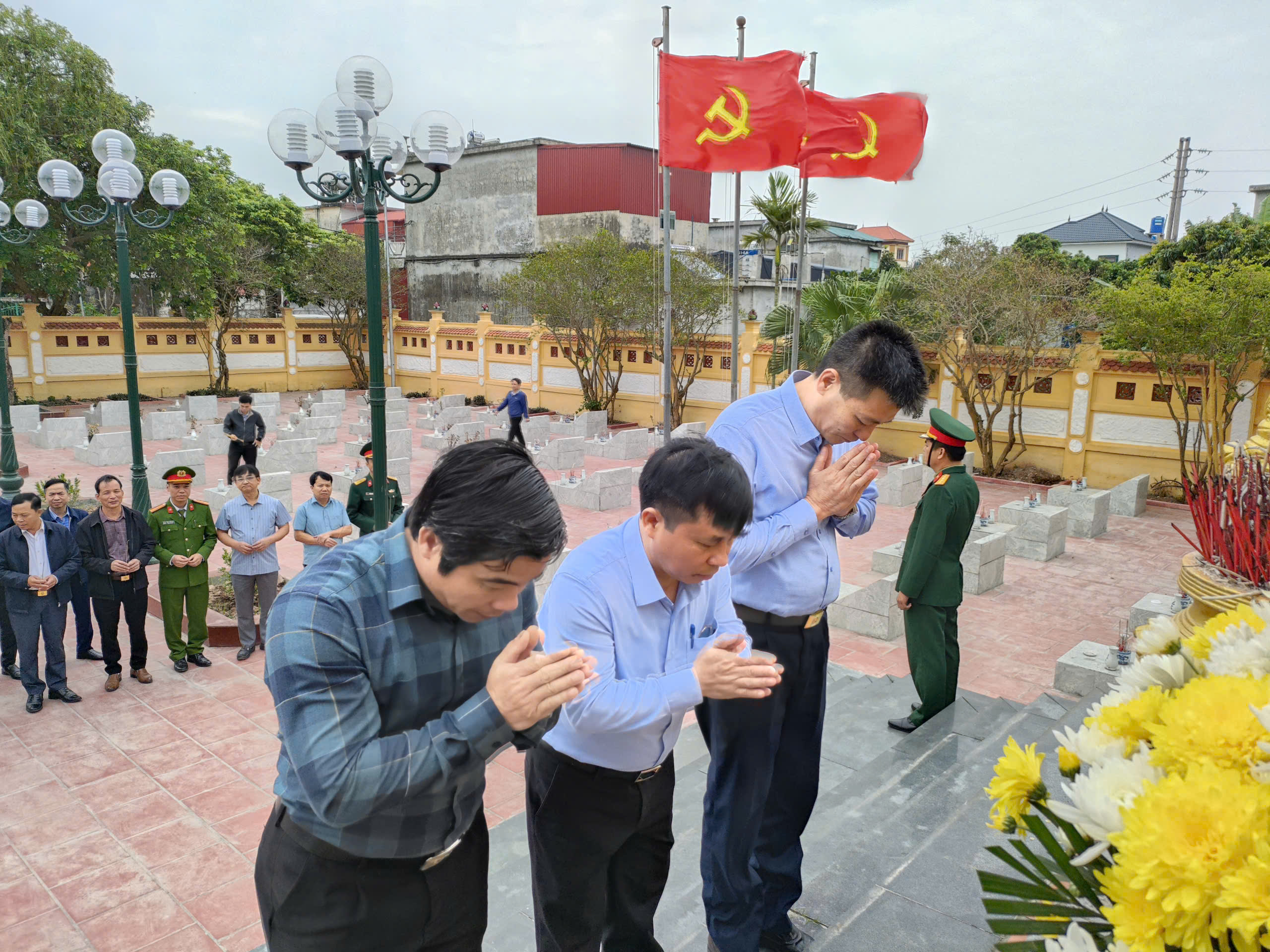 Hưng Yên: Tổ chức Lễ dâng hương tại Nghĩa trang Liệt sỹ - Hun đúc khí thế chính trị hướng đến Ngày bầu cử Đại biểu Quốc hội khoá XVI và Đại biểu HĐND các cấp nhiệm kỳ 2026 – 2031- Ảnh 2.