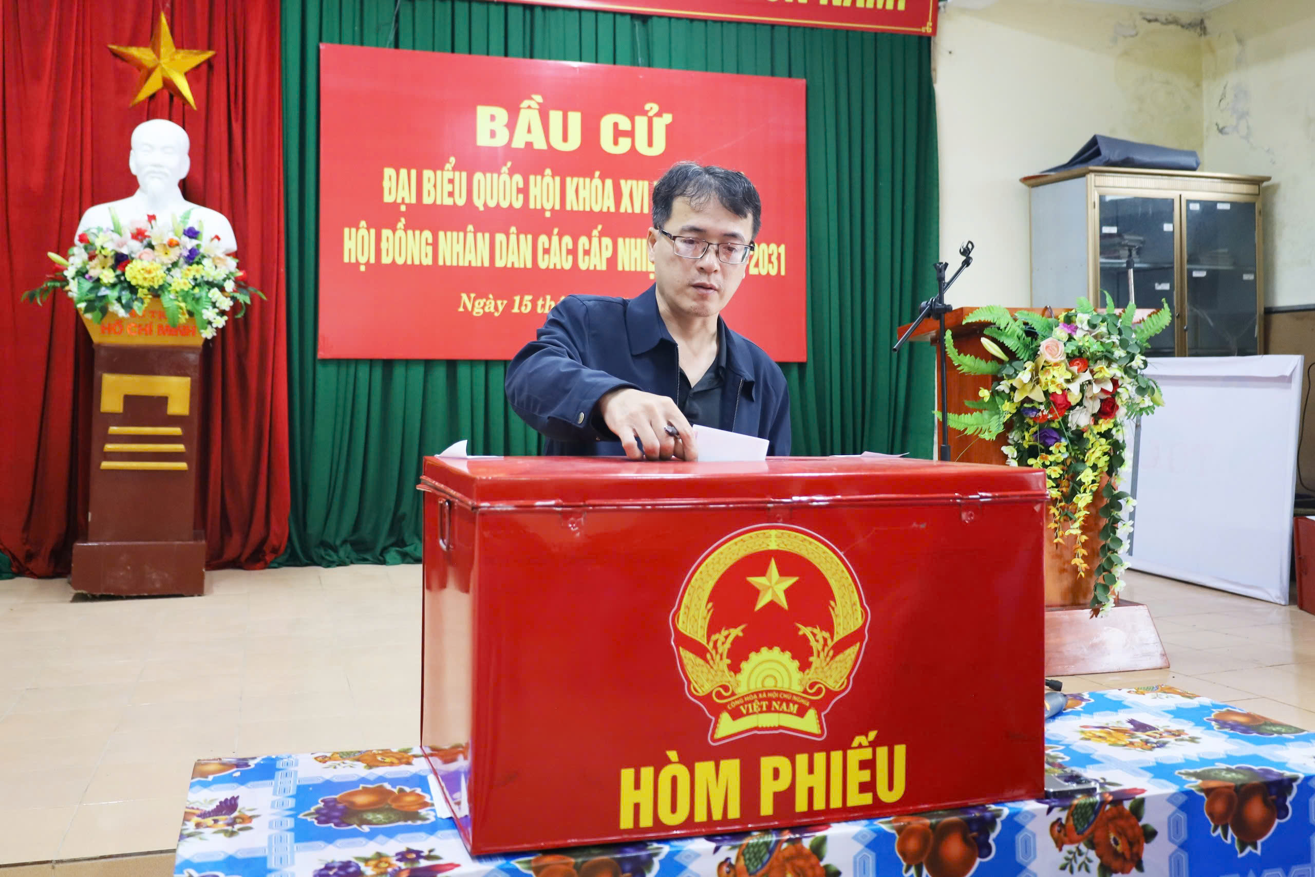 Cử tri Nghệ An phấn khởi tham gia “Ngày hội non sông”- Ảnh 7. Cử tri Nghệ An phấn khởi tham gia “Ngày hội non sông”- Ảnh 7.