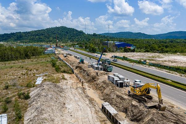 Công trường ĐT.975 "chạy nước rút" thi công nền đường trong cao điểm mùa khô.