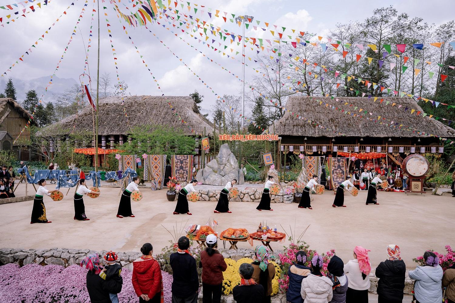 Sa Pa: 8/3 “đổi gió” lên Fansipan, thảnh thơi ngắm nhìn “biển hoa” và “biển mây”- Ảnh 2.