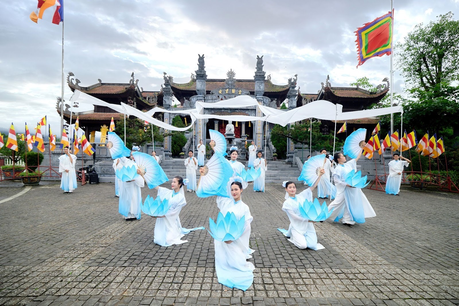 Sa Pa: 8/3 “đổi gió” lên Fansipan, thảnh thơi ngắm nhìn “biển hoa” và “biển mây”- Ảnh 4.