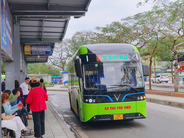 TP. Hà Nội đưa vào vận hành 10 tuyến xe buýt điện - Ảnh 1.