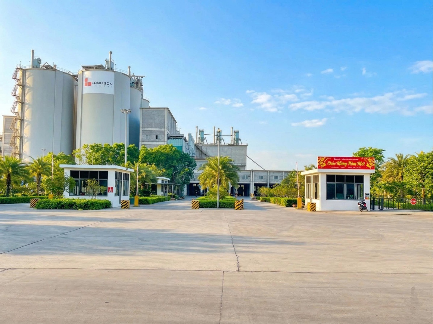 Công ty xi măng Long Sơn chào mừng ngày Giải phóng miền Nam 30/4 và Quốc tế Lao động 1/5- Ảnh 1.