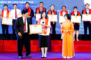 Khu du lịch Quốc tế Đồi Rồng đón nhận Danh ghiệu Điểm đến tiêu biểu, khẳng định vị thế Khu Đô thị du lịch biển hành đầu Miền Bắc.- Ảnh 1.