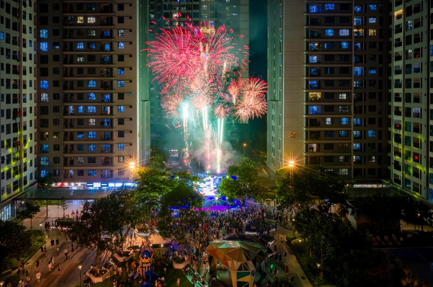 Dấu ấn rực rỡ của ROX Group qua các chặng đường kiến tạo- Ảnh 1.