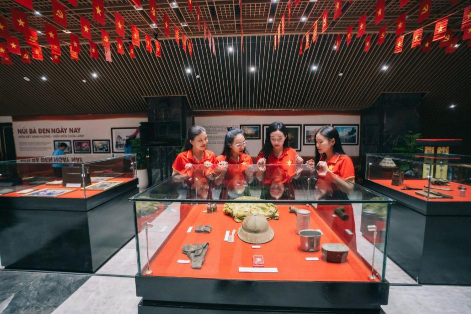 Núi Bà Đen, Tây Ninh tổ chức 4 phiên chợ lá xuyên lễ Giỗ Tổ và 30/4- Ảnh 3.