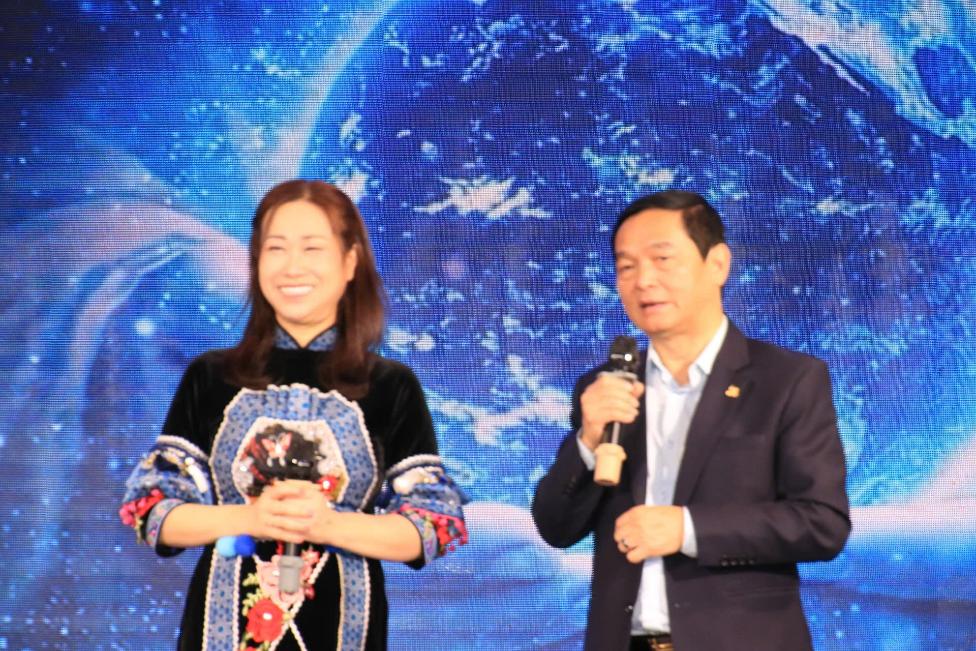 A person and person standing on a stage  AI-generated content may be incorrect.