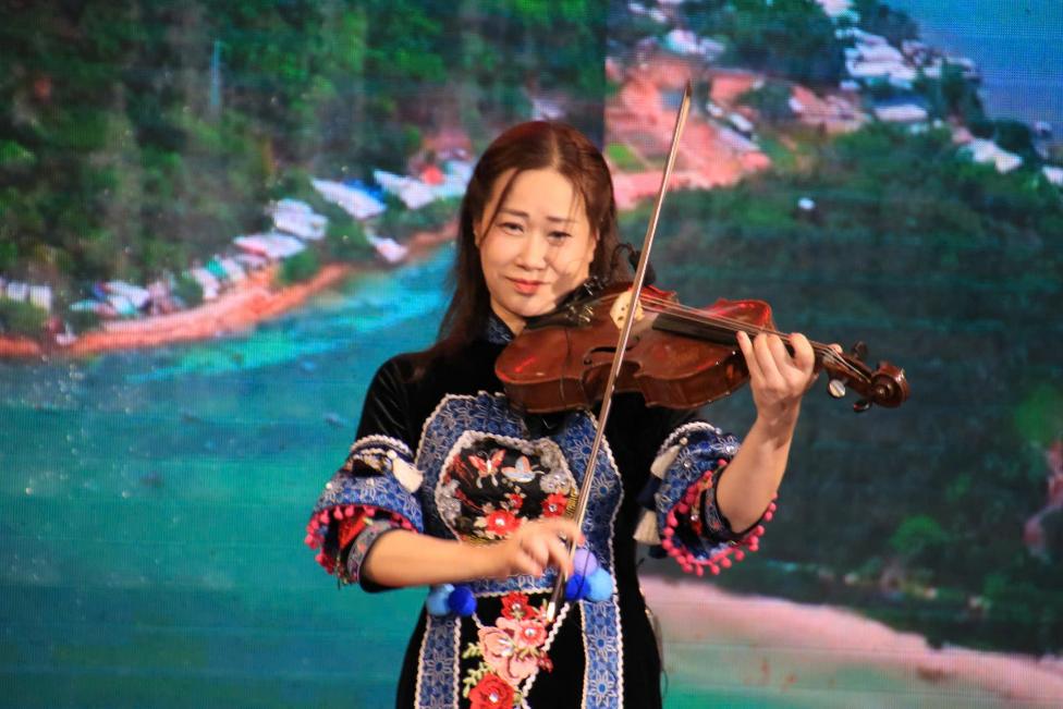 A person playing a violin  AI-generated content may be incorrect.
