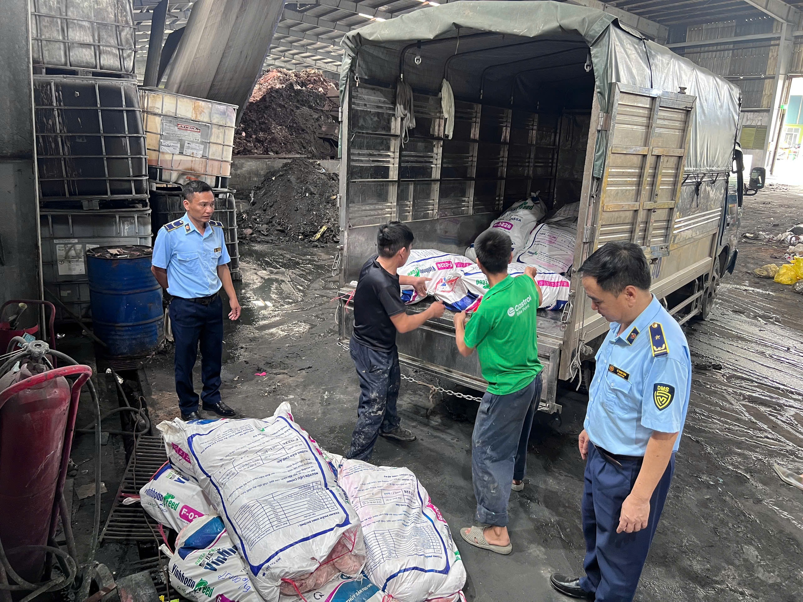 Hưng Yên: Kiểm tra, xử lý 1044 kg mỡ lợn không rõ nguồn gốc xuất xứ- Ảnh 2.