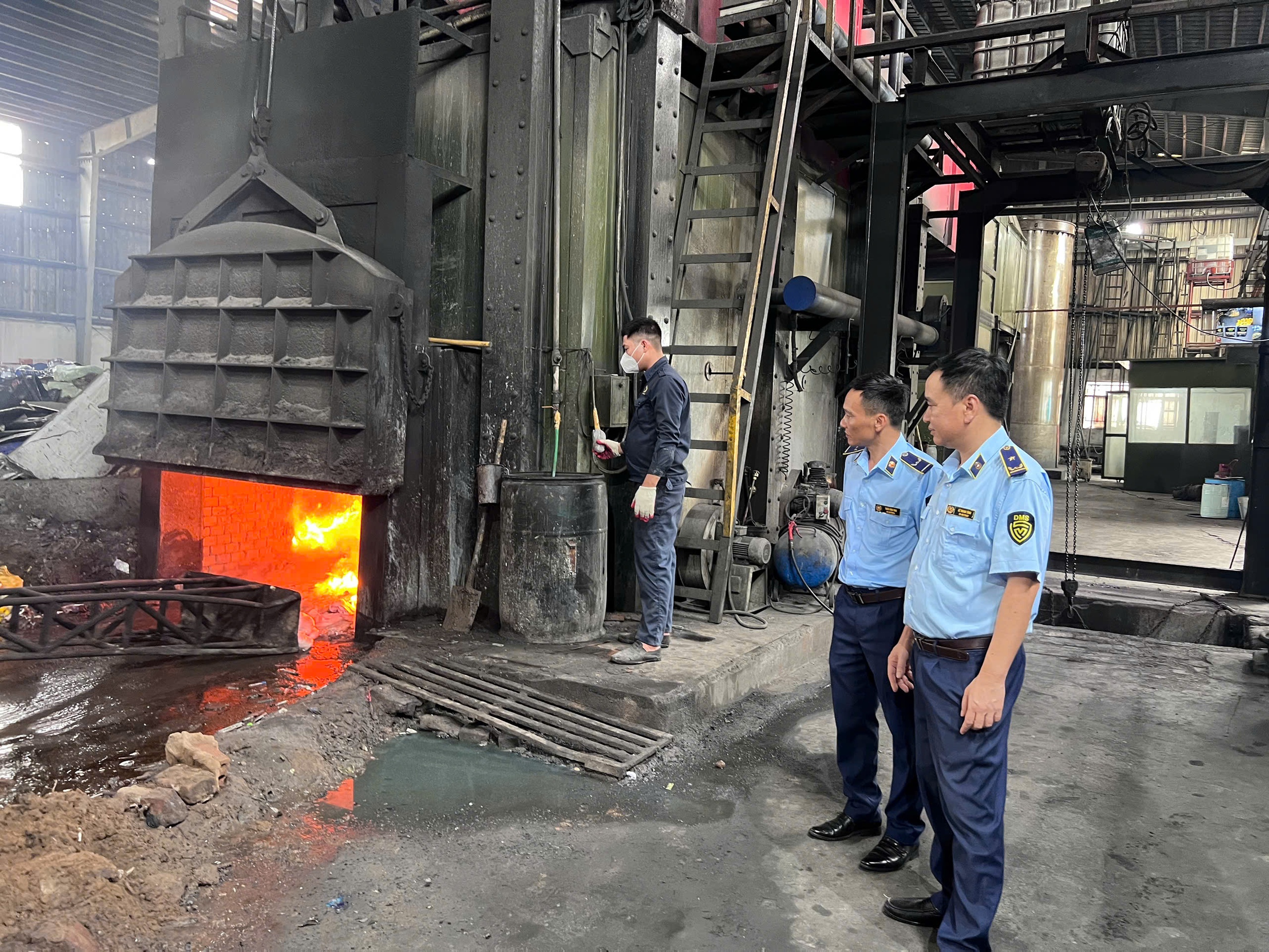 Hưng Yên: Kiểm tra, xử lý 1044 kg mỡ lợn không rõ nguồn gốc xuất xứ- Ảnh 3.