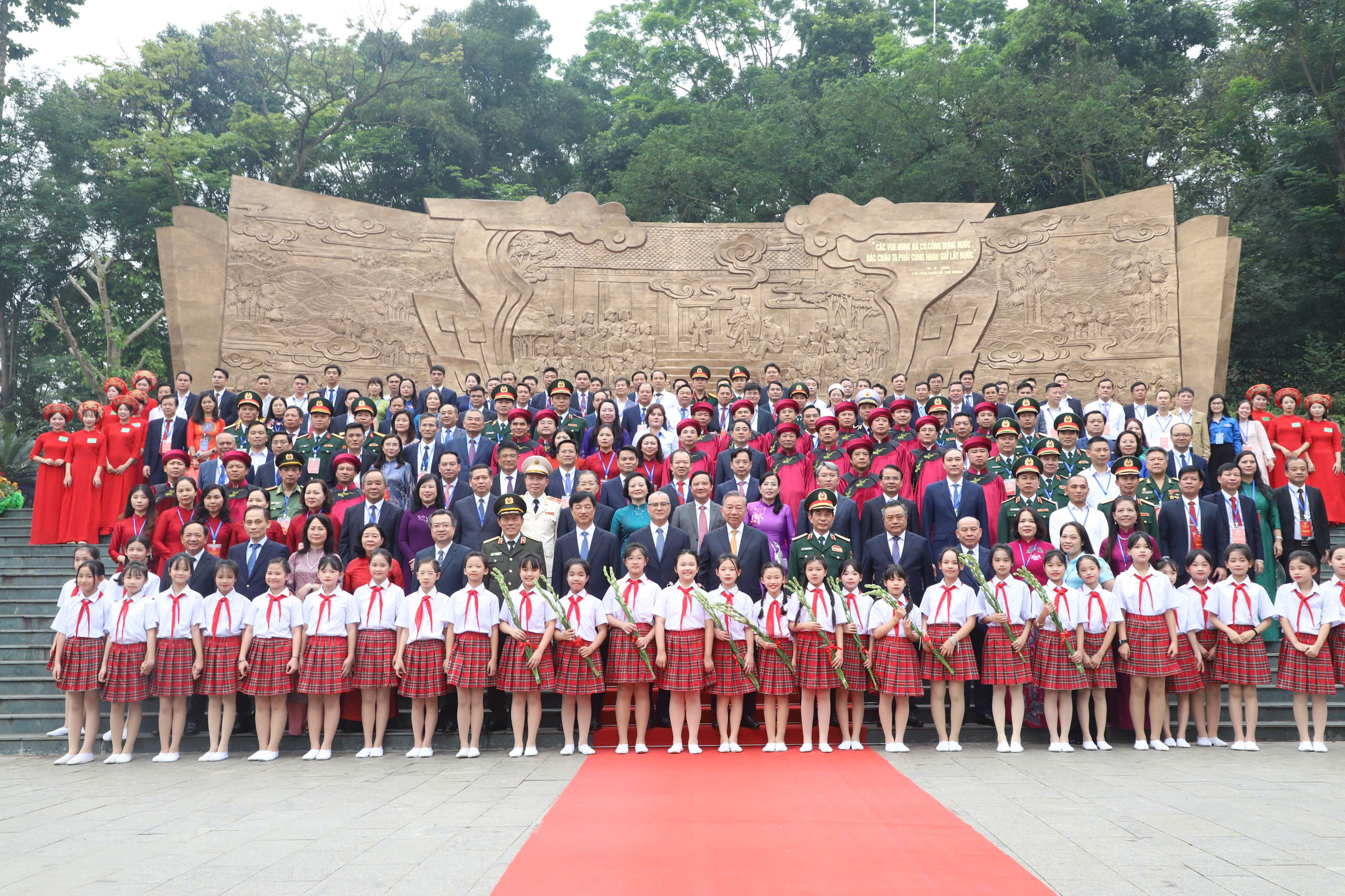 Tổng Bí thư, Chủ tịch nước Tô Lâm gặp gỡ, nói chuyện với bà con tại Đền Hùng- Ảnh 5.