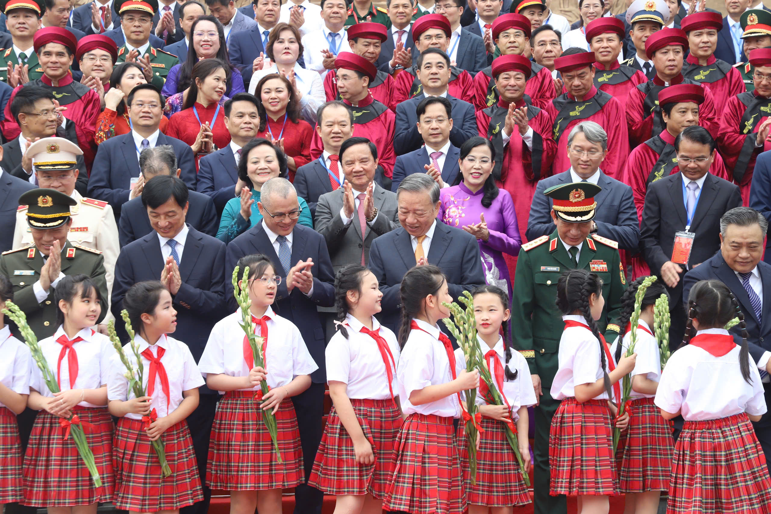 Tổng Bí thư, Chủ tịch nước Tô Lâm gặp gỡ, nói chuyện với bà con tại Đền Hùng- Ảnh 6.