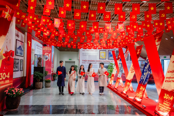 Sắc đỏ Tổ quốc phủ kín đỉnh núi Bà Đen chờ đón hai kỳ nghỉ lễ liên tiếp- Ảnh 1.